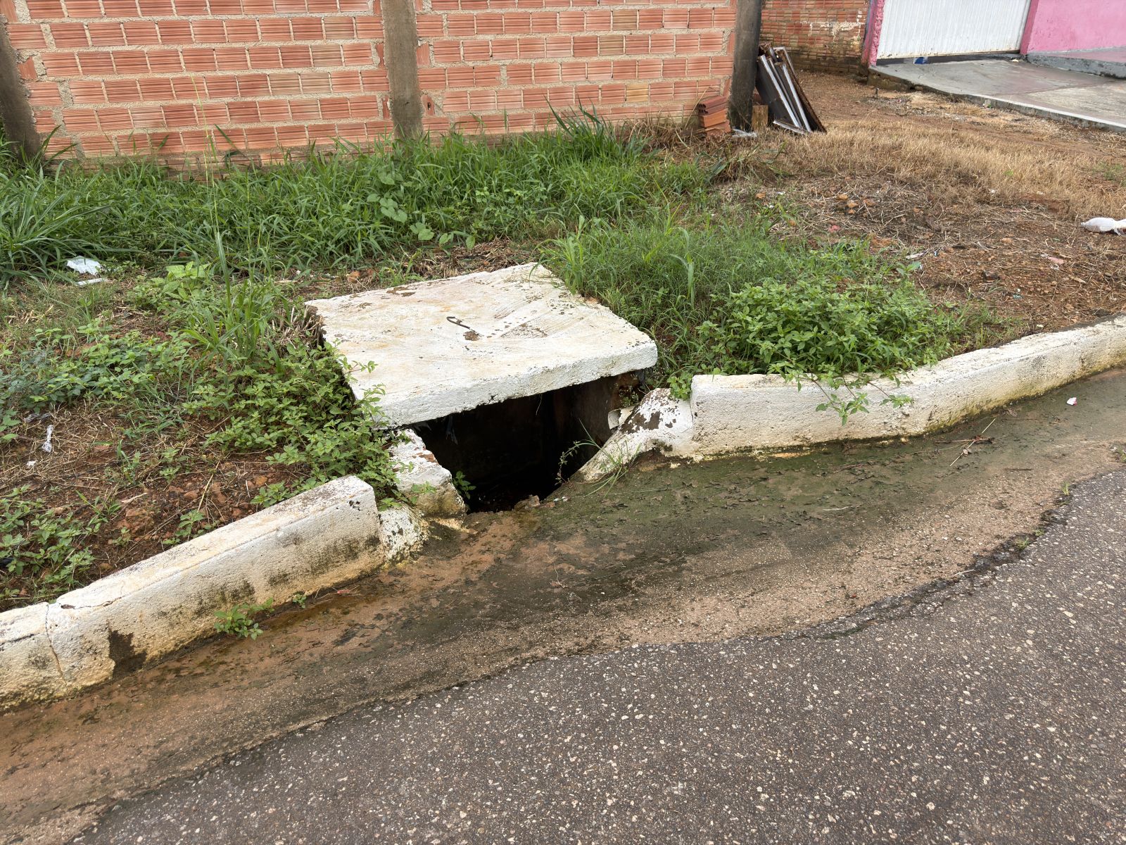 A limpeza de bueiros contribui para um escoamento mais rápido e eficiente das águas da chuva